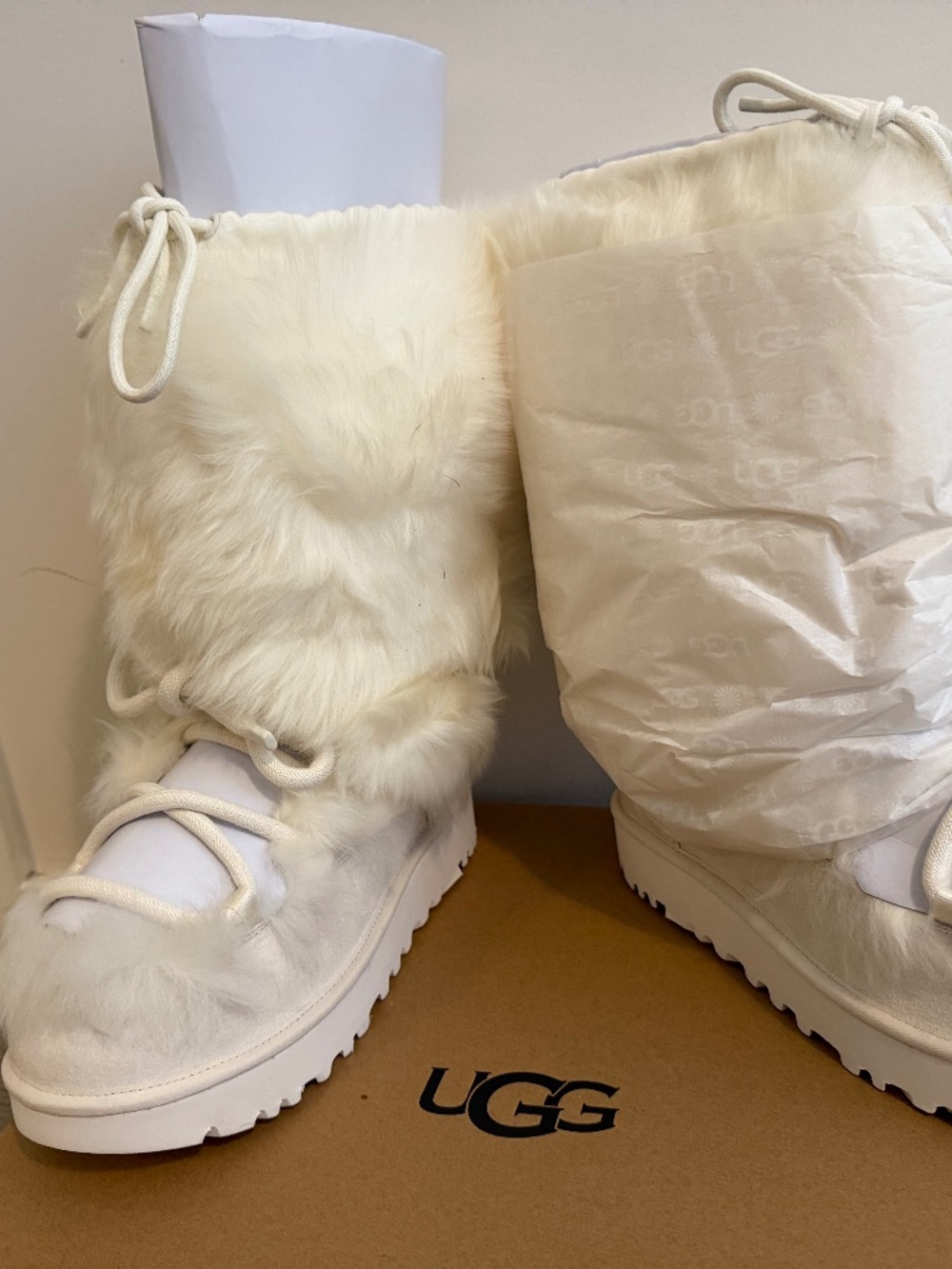 White ugg with fur